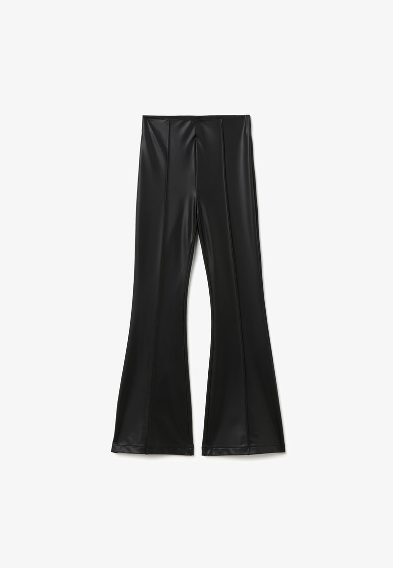 Schwarze, ausgestellte Hosen aus einem glatten, glänzenden Material. Sie verfügen über vertikale Nähte an der Vorderseite, weite Beinöffnungen und einen elastischen Bund.