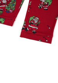 Rote Schlafanzosen mit einem Aufdruck von Santa Claus und einem Weihnachtsbaum, aus weichem Stoff mit engen Bündchen und lebendigen grünen und schwarzen Akzenten.