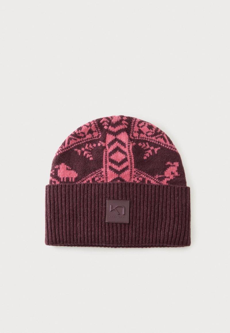 Bonnet tricoté bordeaux et rose avec motifs géométriques et animaux, bord côtelé plié et écusson carré avec logo au centre avant.