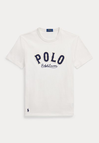 Camiseta blanca de manga corta con texto "POLO Ralph Lauren" en azul marino en el pecho y un pequeño logo de jugador de polo en azul marino cerca del bajo.