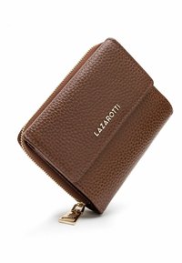 Braune, strukturierte Lederwallet mit goldenen Beschlägen, ausgestattet mit einem Reißverschluss und einem geprägten Logo. Kompaktes Design geeignet für Karten und Bargeld.