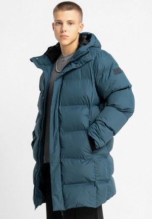 Turkusowa kurtka puchowa z kapturem, z pikowanym wzorem, zamkiem błyskawicznym i bocznymi kieszeniami. Gładka tekstura i wytrzymały materiał.