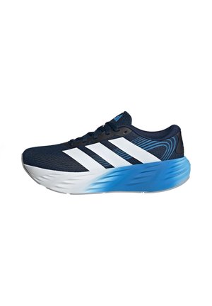 Chaussure de running bleu marine avec des bandes blanches et une semelle épaisse dégradée du bleu au blanc, avec une tige en mesh et une fermeture à lacets.