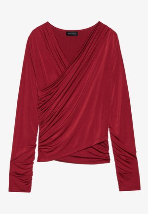 Sarkans garais piedurknu tops ar iesaišu dizainu un pakaramo audumu, sānu rušēšanas detaļām un apaļu dekoltē. Mīksts, elastīgs materiāls.