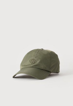 Casquette de baseball verte avec une visière incurvée et le logo "AB" brodé à l’avant, placée sur un fond blanc uni.