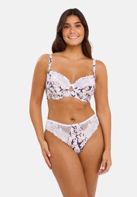 Ensemble de lingerie à motifs floraux avec des accents en dentelle blanche ; comprend un soutien-gorge avec un design en trou de serrure et une culotte taille haute avec un panneau transparent.