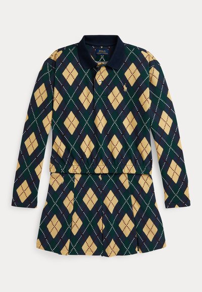 Polo ruha navy, zöld és bézs argyle mintával, gallérral, hosszú ujjakkal és pliszírozott szoknyával.