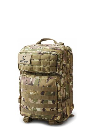 Camouflage taktisk rygsæk med flere lynlåslommer, MOLLE-webbing og et topgreb. Mærkat med teksten "OTSU" på frontlommen.