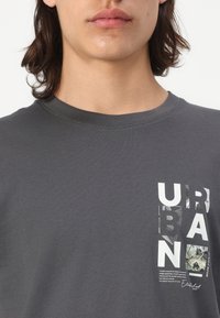 TOM TAILOR DENIM Marškinėliai su spaudiniu - ash grey