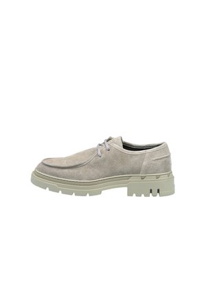 Chaussures en suede gris avec un bout arrondi, semelle en caoutchouc vert clair contrastante et lacets gris. Elles présentent une couture minimale et une texture lisse.