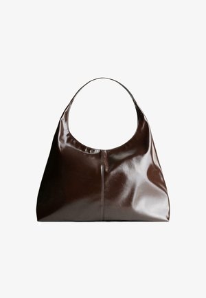 Sac hobo en cuir brun avec un sommet arrondi, texture lisse et détails de couture subtils. La bandoulière est large et courbée pour le confort.
