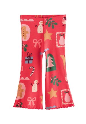 Pantalones acampanados de rayas rojas con un estampado navideño colorido que incluye muñecos de nieve, hombres de jengibre, estrellas y regalos; terminados con un dobladillo con volantes.