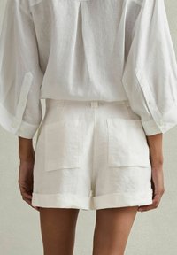 Reiss REGULAR FIT - DEMI - Rövidnadrágok - white