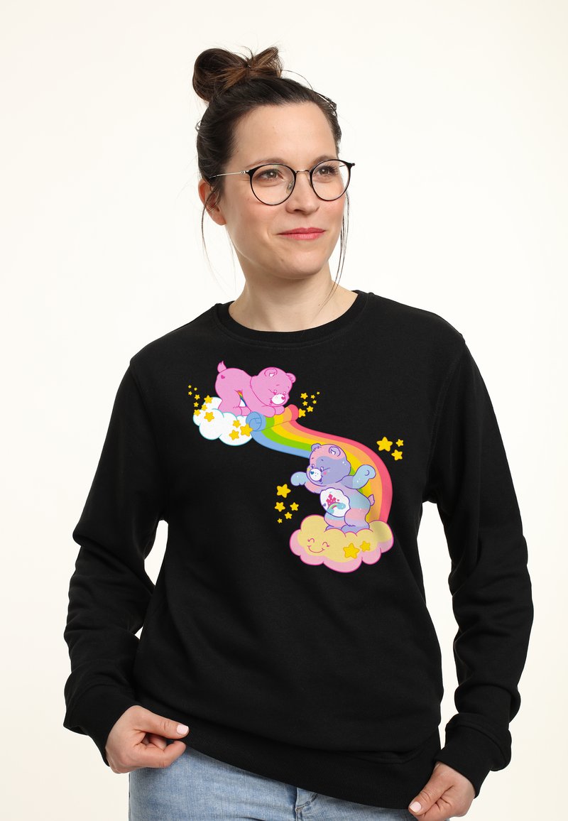 Sudadera negra con un gráfico multicolor de dos osos de dibujos animados en nubes, con un arcoíris y estrellas amarillas en el diseño.