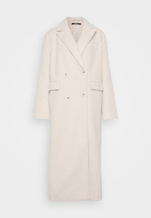 Dobbeltradet frakk i myk hvit teksturert stoff, med slått krage, to frontlommer og subtile knappdetaljer.