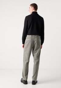 BOSS SHYNE - Vászonnadrágok - open grey