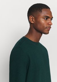 Selected Homme SLHBERG CREW NECK - Strikkegenser - botanical garden melange