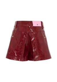 Glanzende donkerrode leren shorts met achterzakken, riemlussen en een klein roze label met metalen logo op de tailleband.