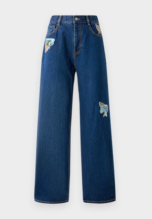 Donkerblauwe denim wijd uitlopende jeans met twee kleurrijke geborduurde patches aan de voorkant. Voorzien van standaardzakken en zichtbare stikdetails.