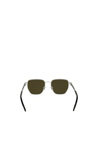 Occhiali da sole con montatura in metallo argento, lenti esagonali di colore verde scuro e aste nere con motivo. Design minimalista con rifiniture lucide.