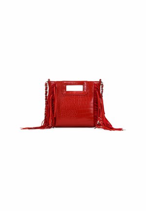 Bolso de mano de imitación de cocodrilo rojo con un asa rectangular recortada y un largo flequillo en los laterales, que incluye una correa de cadena.