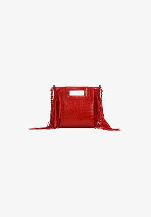 Bolso de mano de imitación de cocodrilo rojo con un asa rectangular recortada y un largo flequillo en los laterales, que incluye una correa de cadena.