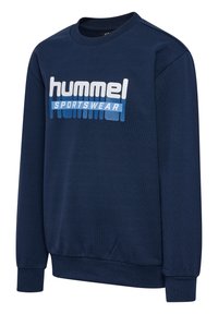 Marineblauwe longsleeve trui met geribde boorden aan mouwen en zoom, met wit en lichtblauw "hummel SPORTSWEAR" logo op de borst.