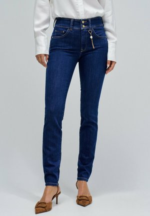 Jean taille haute bleu foncé au design ajusté, avec une fermeture éclair à l'avant ornée d'une chaînette décorative et deux poches avant.