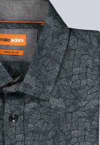 Dunkelgrauhemd für Herren mit geometrischem Muster aus hellgrauen Linien und unregelmäßigen Formen, ausgestattet mit einem Kragen und schwarzen Knöpfen.