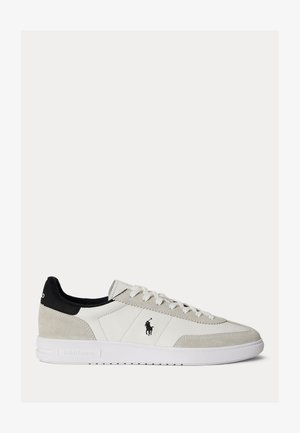 Baskets basses blanches et beiges avec un détail talon noir, des lacets blancs et le logo Polo Ralph Lauren noir sur le côté.