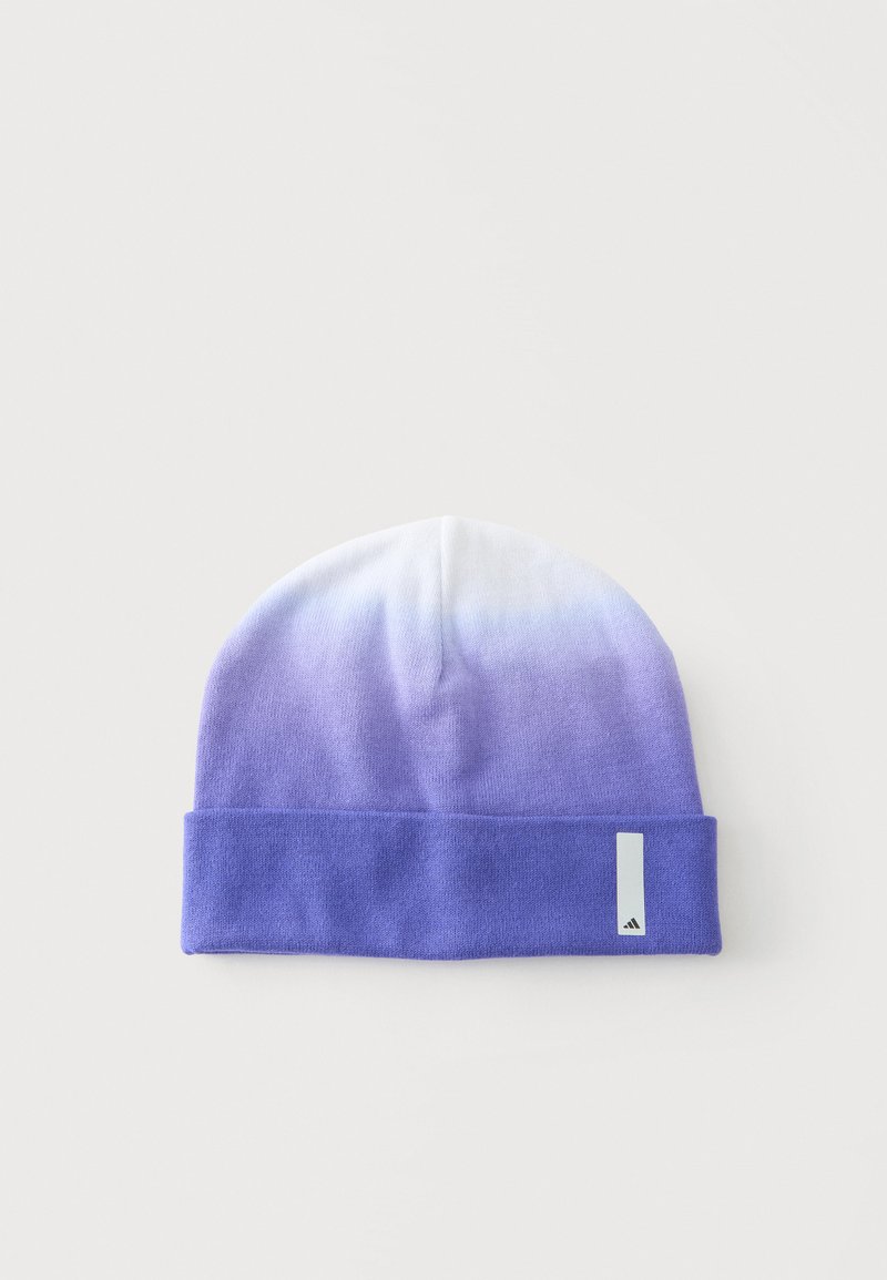 Bonnet tricoté avec revers plié en dégradé du blanc au violet clair, avec une petite étiquette réfléchissante verticale avec un logo.