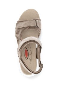Beige sandaal met een zachte suede bovenkant, verstelbare banden, een gevoerde binnenzool en een getextureerde buitenzool met een minimalistisch ontwerp.