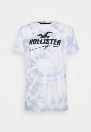 Weißes und hellblaues Batik-T-Shirt mit dem Text "Hollister California" und schwarzem Möwen-Logo, mittig auf der Brust platziert.