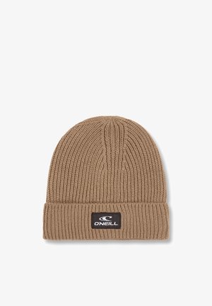 Brązowy dziany beanie z podwinięciem, z czarną prostokątną naszywką z białym tekstem i okrągłym wzorem z przodu.