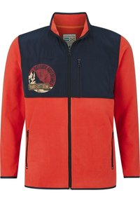 Heren fleecejack met rits, helderoranje lichaam en marineblauwe borstpaneel met een 'Outdoor Adventure' patch.