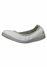Ballerine in pelle bianca con suola in gomma grigia e dettagli cuciti sul bordo. Presenta un piccolo logo sul lato e una morbida fodera in tessuto.