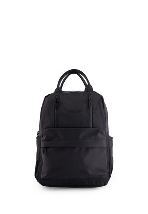 Czarny plecak z dwoma górnymi uchwytami, dwoma pionowymi przednimi kieszeniami na zamek oraz dużą przednią komorą na zamek, stojący pionowo na białym tle.