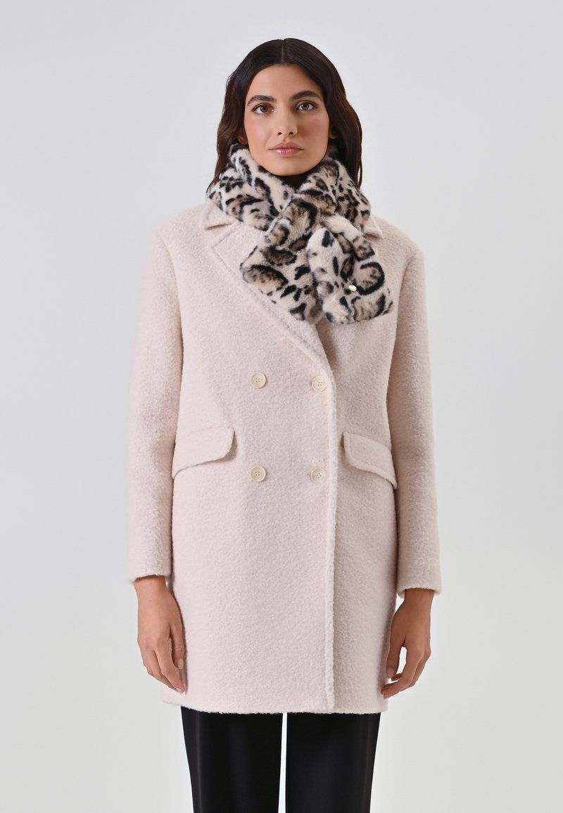 Manteau en mélange de laine rose clair avec des boutons double boutonnage, deux poches avant et une écharpe en fausse fourrure léopard enroulée autour du cou.