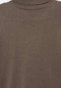 Nahaufnahme von braunem Strickstoff mit feinem Rippenmuster und rundem Halsausschnitt.