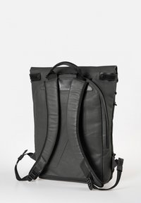 Schwarzer Rolltop-Rucksack mit gepolsterten, verstellbaren Tragegurten, glatter Textur und minimalistisches Design. Mit einem oberen Griff und seitlichen Clips ausgestattet.