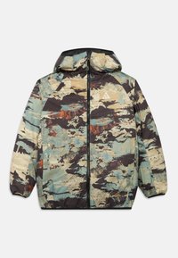 Hooded jakna v teksturiranem, večbarvnem vzorcu, ki vključuje odtenke črne, zelene in rdečkaste. Ima sprednji zadrgo in podrobnosti z logotipom.