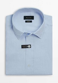 Camicia in lino azzurro chiaro, vestibilità regolare, piegata con colletto abbottonato. Presenta un'etichetta nera con il testo "100% Lino" e un'etichetta "Vestibilità Regolare".