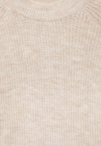 Beżowy sweter dzianinowy z okrągłym dekoltem, charakteryzujący się miękką teksturą i luźnym splotem, tworzącym lekki i przytulny wygląd.