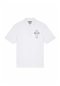 Polo blanc en coton, arborant une petite croix noire brodée et le texte "KARMA KILLS" sur la poitrine gauche.