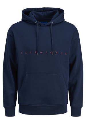 Granatowa bluza z kapturem, przednią kieszenią typu kangur i czerwonym napisem „JACK & JONES” na środku klatki piersiowej.