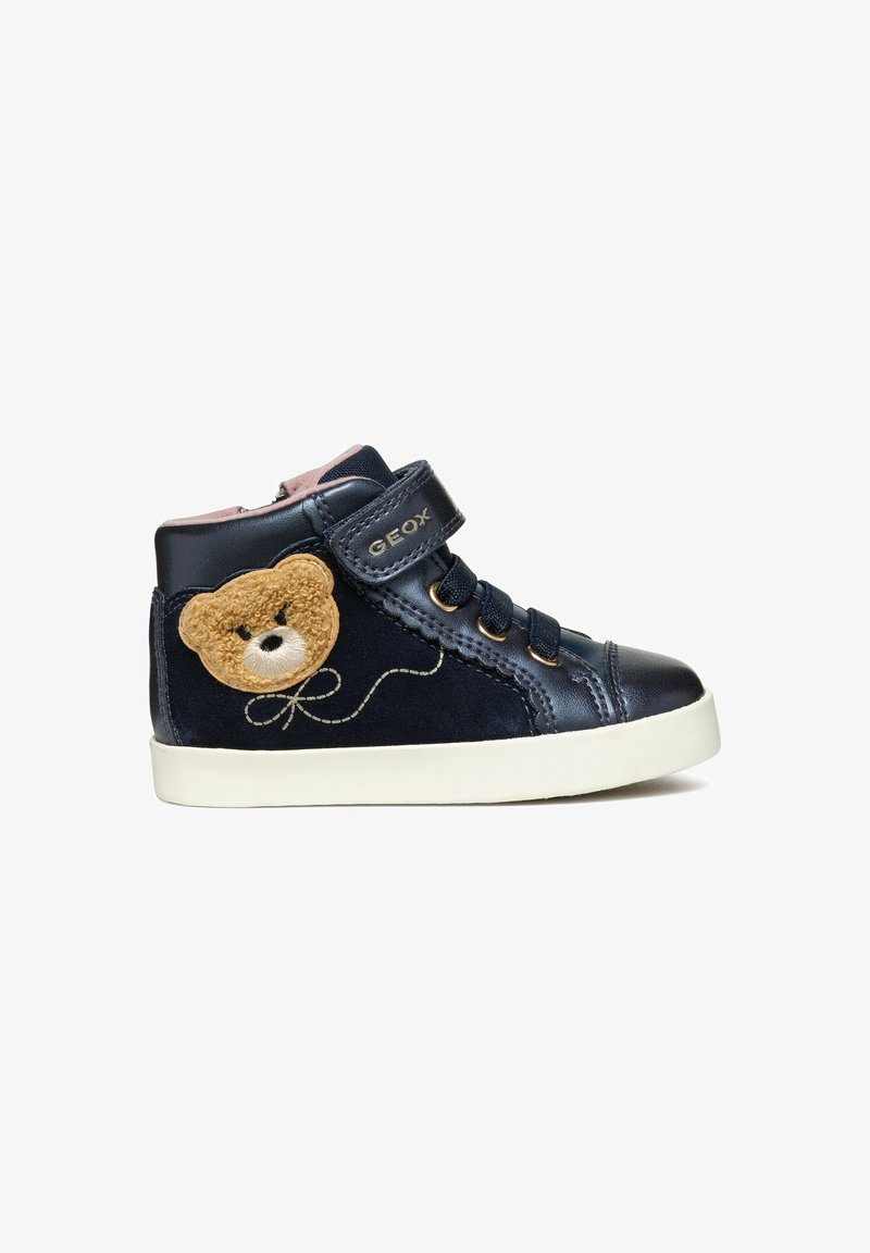 Baskets montantes pour tout-petit de couleur marine avec semelle blanche, patch ourson sur le côté, lacets noirs et bride Velcro marquée "GEOX".