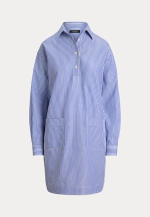 Μπλε και λευκό μακρυμάνικο φόρεμα με κάθετες ρίγες, γιακά, πατιλέτα με τρία κουμπιά και δύο εμπρόσθιες τσέπες με έλασμα.