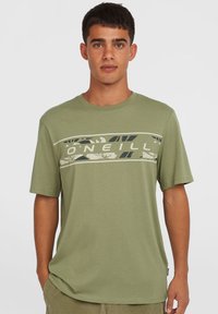 Camiseta de manga corta verde oliva con una franja gráfica central que presenta patrones florales y el texto "O’Neill" en azul oscuro y crema.
