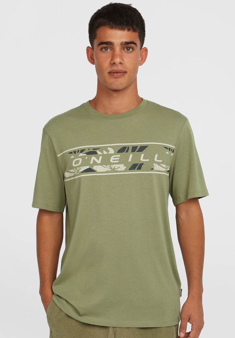 Camiseta de manga corta verde oliva con una franja gráfica central que presenta patrones florales y el texto "O’Neill" en azul oscuro y crema.