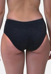 Mutandine bikini nere a vita alta con un tessuto testurizzato, caratterizzate da una finitura liscia e dettagli con ritagli sui lati per una vestibilità senza cuciture.